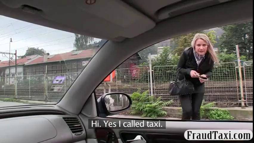 Милфа с длинными ножками и со светлыми волосами дает водителю такси