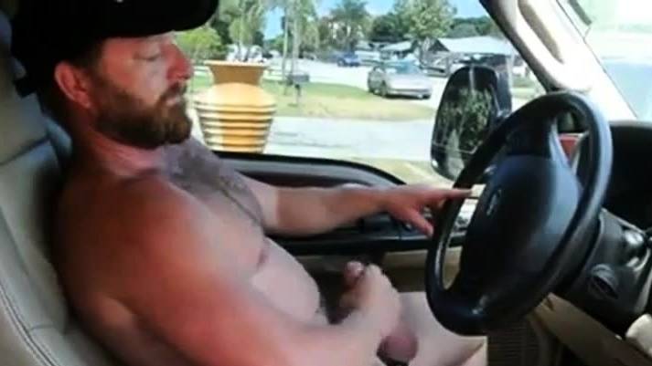 Muscle bear daddy cumming in truck 