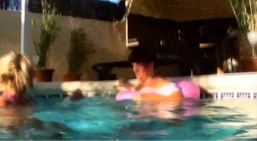 2 Huehner im Pool auf Mallorca.