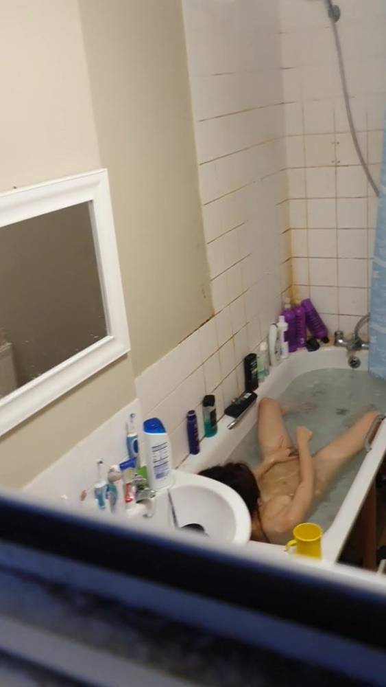 Spy bathroom girl shaving pussy - xhamster.com