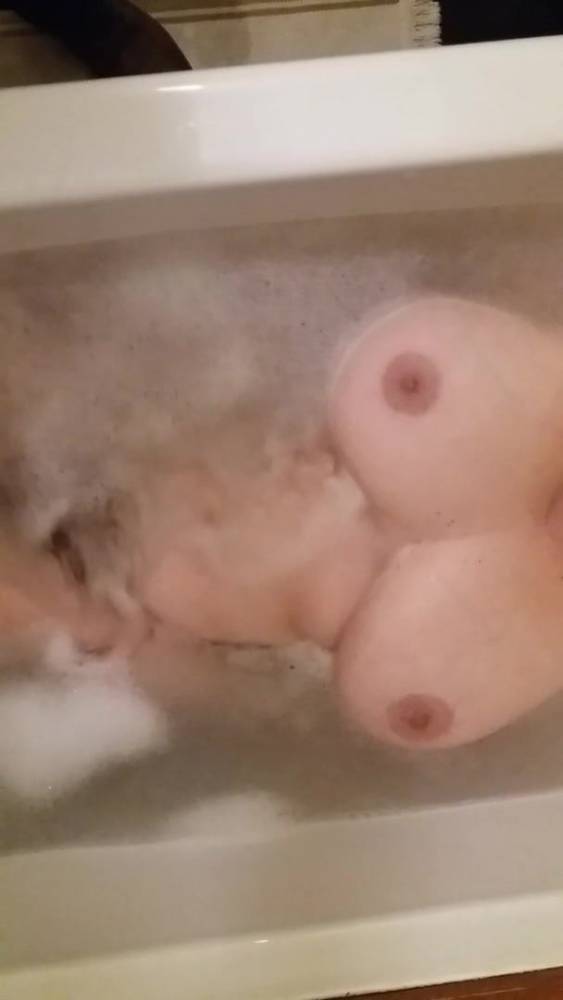 Agathe dans son bain - xhamster.com