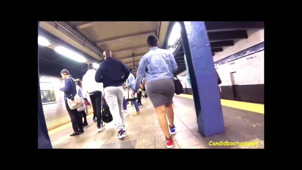 Phat Candid Booty: College Student in Tight Skirt Walking - xhamster.com - Usa