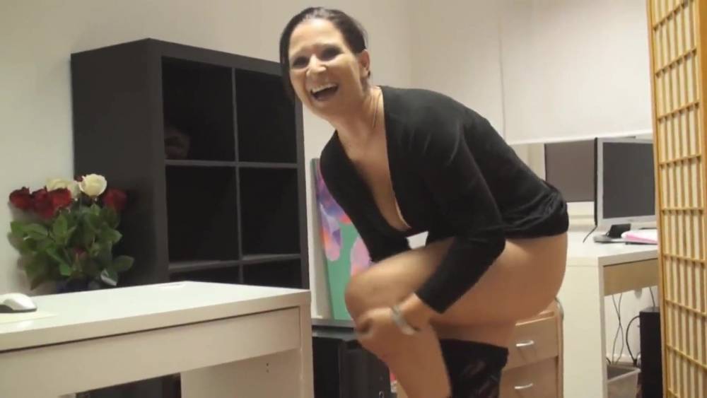 Geile MILF fingert sich am Schreibtisch ab - xhamster.com - Germany
