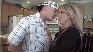 Seduceing mom with kiss - hdzog.com