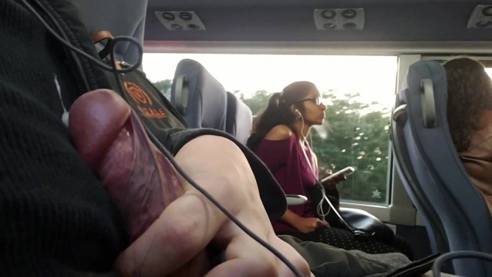 Desi India - cumflash next to indian girl in bus - xh.video - India