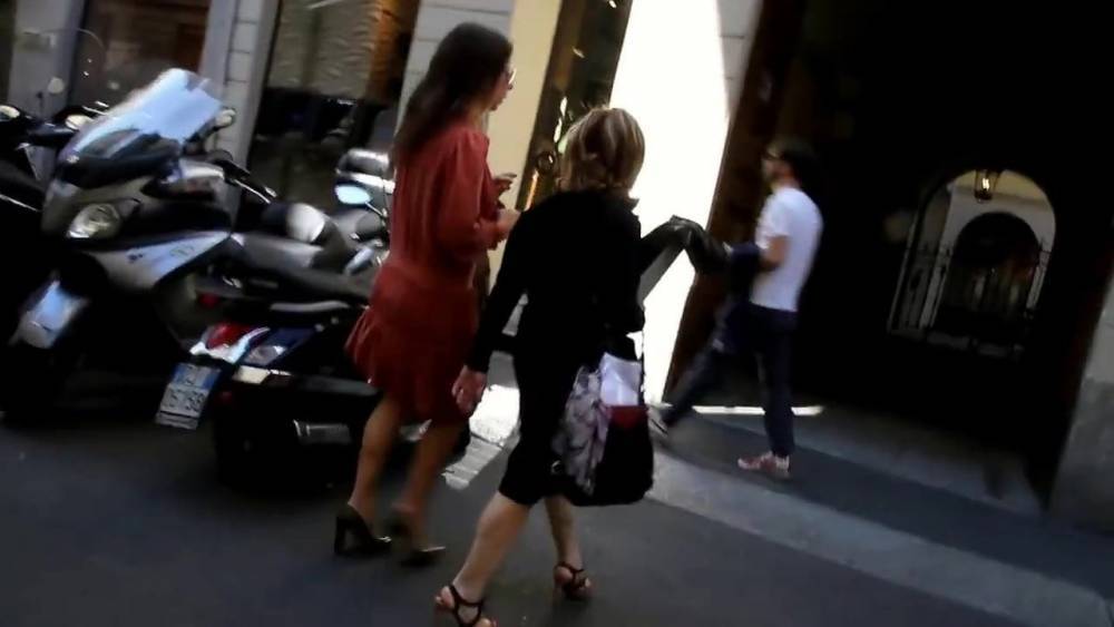 Lady - Mature Lady Shopping in Heels - xh.video