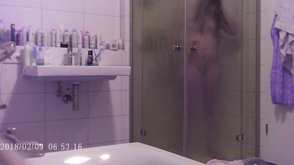 Linda - Linda in Shower on spycam - xh.video