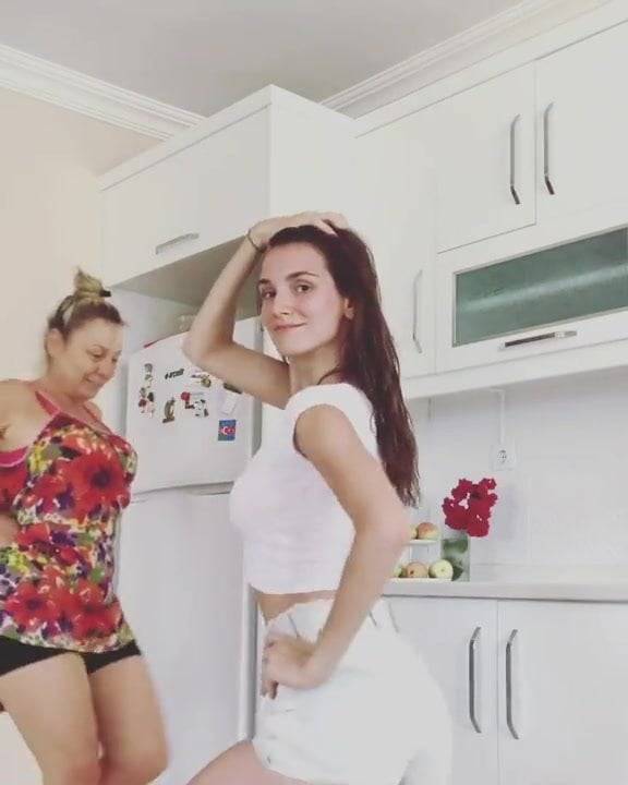 Non nude pretty girl dances in her kitchen - xh.video