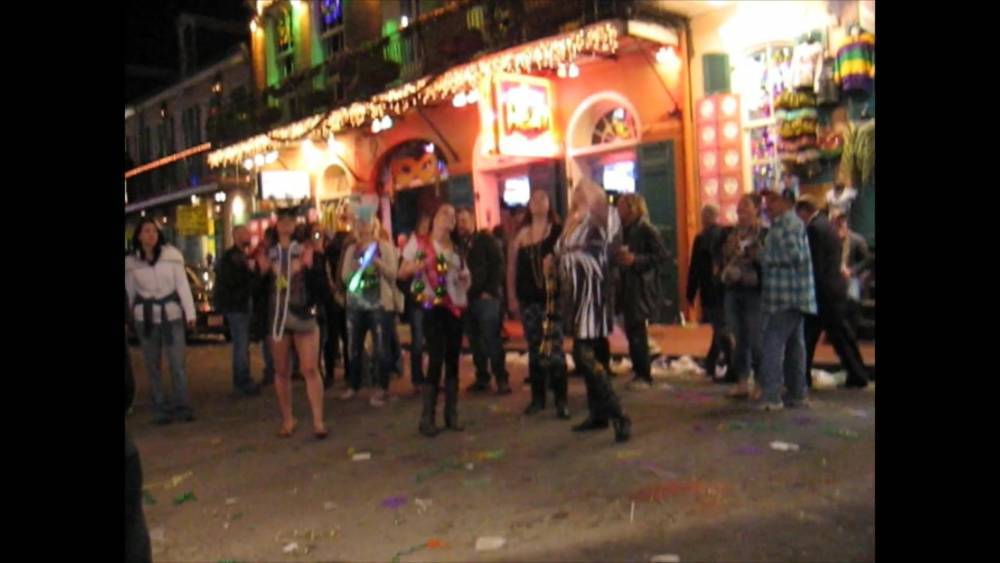 Girls Flashing at Mardi Gras 2015 Compilation - xh.video