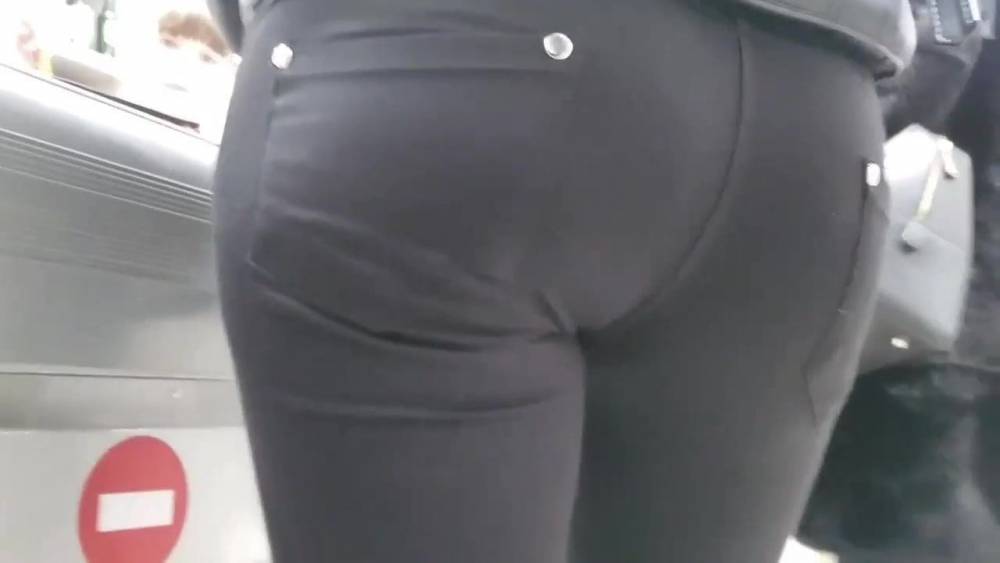 PERFECT LITTLE ASS, IN TIGHT JEANS, I LOVE HER - xh.video