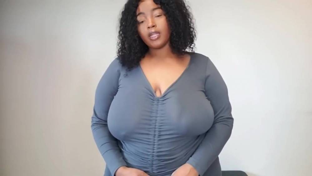 Chubby Ebony shows how to lift her big tits - xh.video