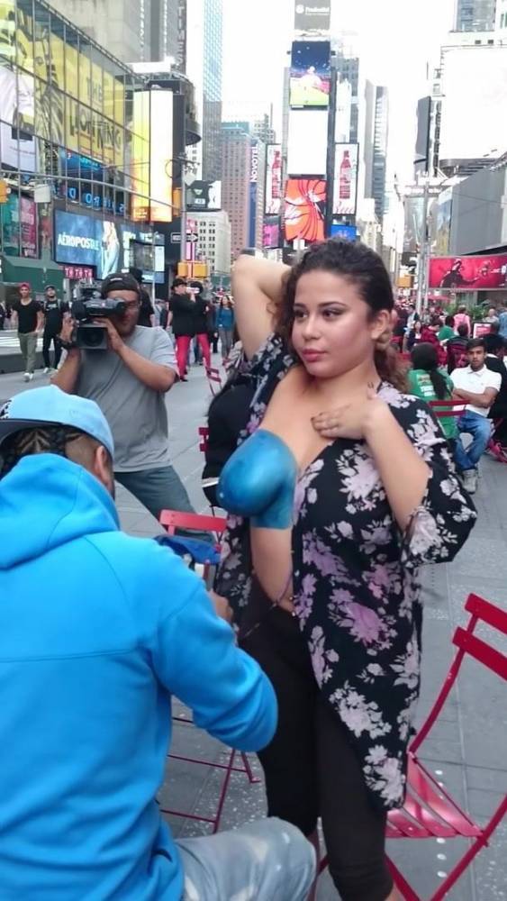 Busty Latina gets her tit painted blue on Times Square - xh.video
