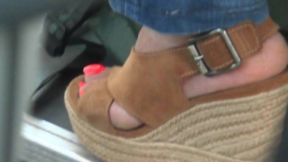 Candid MILF with sexy toenails in wedges heels (pt2) - xh.video - France