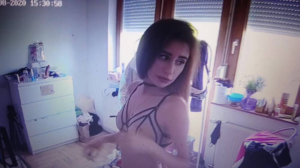 Young girl switches to lingerie (Voyeur Spy) - xh.video