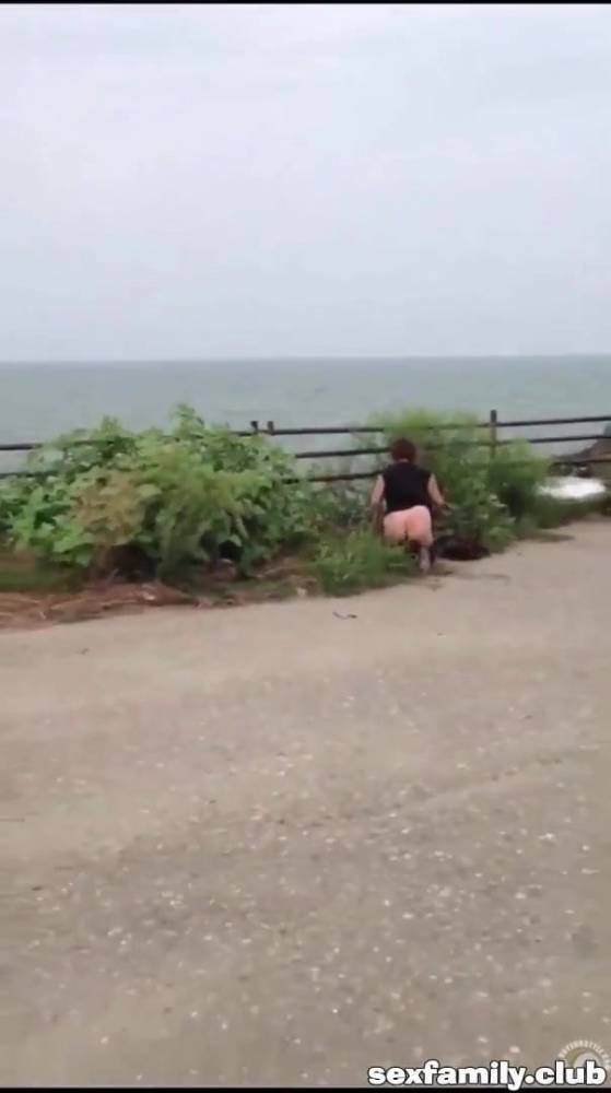Homeless Woman Flashes Ass & Pussy - xh.video