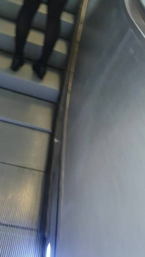 Pantyhose escalator upskirt - xh.video