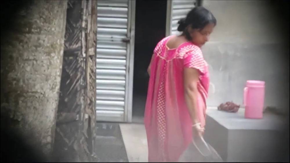 indian aunty working cleavage - xh.video - India