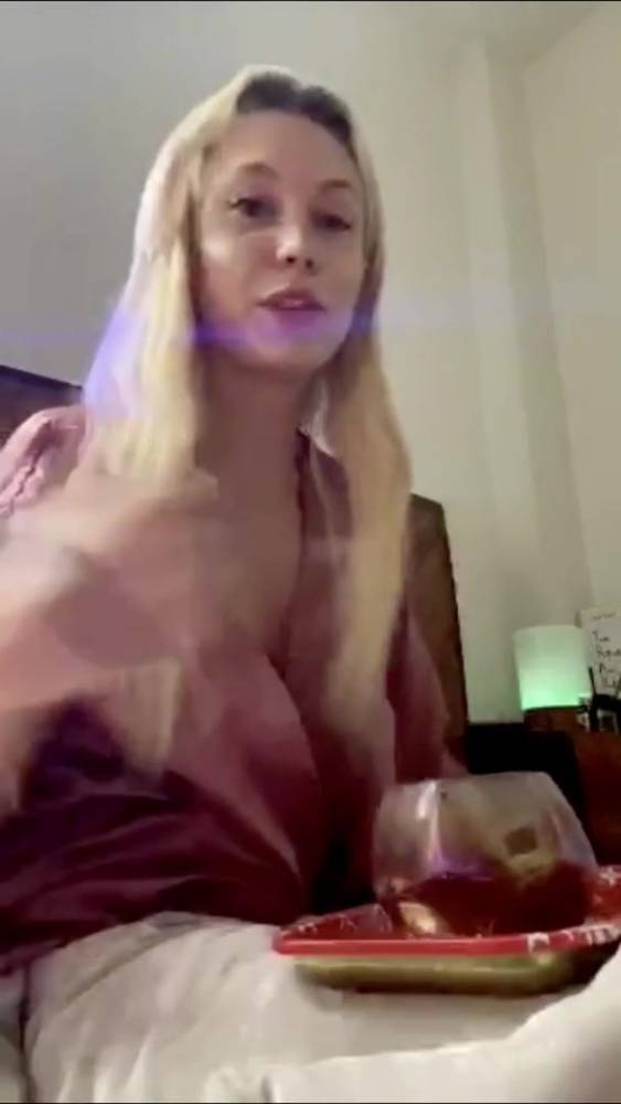 Cute blonde tease nipple - xh.video