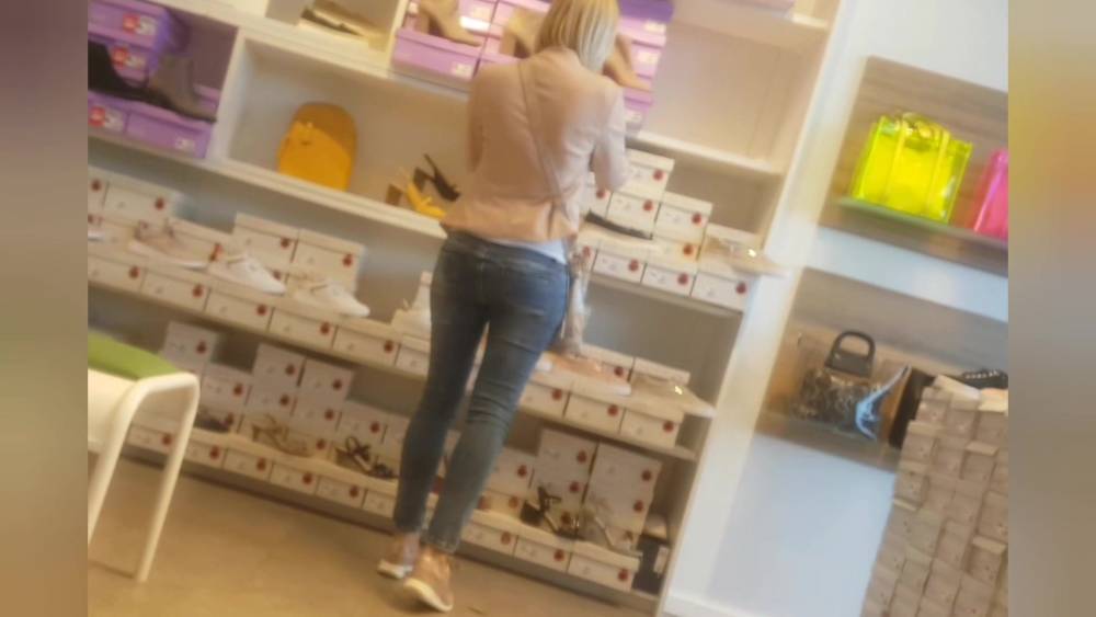 Milf ass in jeans shoe shopping - xh.video - Germany