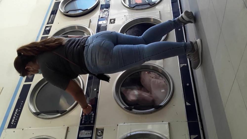 Juicy ass Latina washing clothes. - xh.video