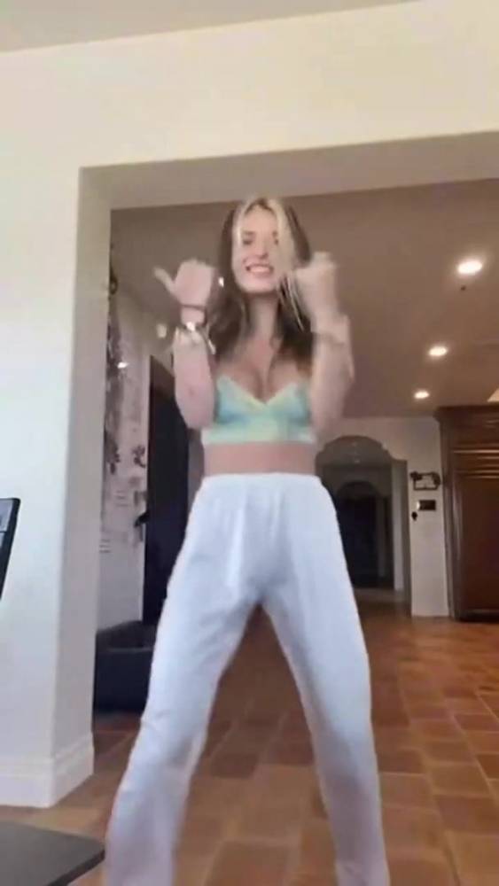 Bella Thorne dancing nipple pop - xh.video