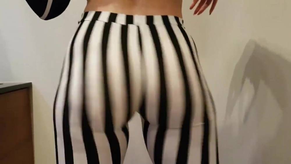 butterface twerking in stripped tights - xh.video
