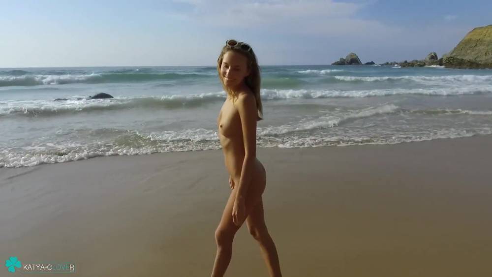 clover nude on the beach - xh.video