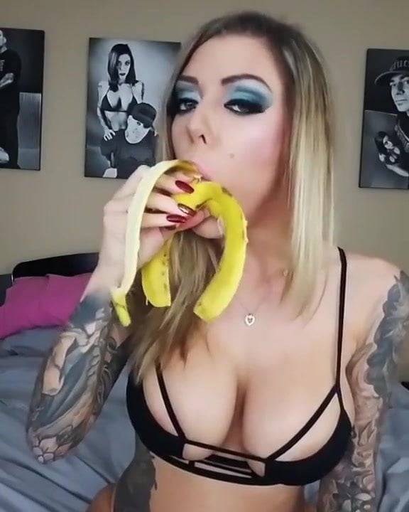 Blonde shows her sucking skills on a banana - xh.video - Usa