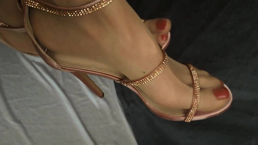 WIFES HIGH HEELS AND FEET - xh.video