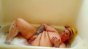 Cute tattooed bbw plays in a bubble bath ! - hdzog.com