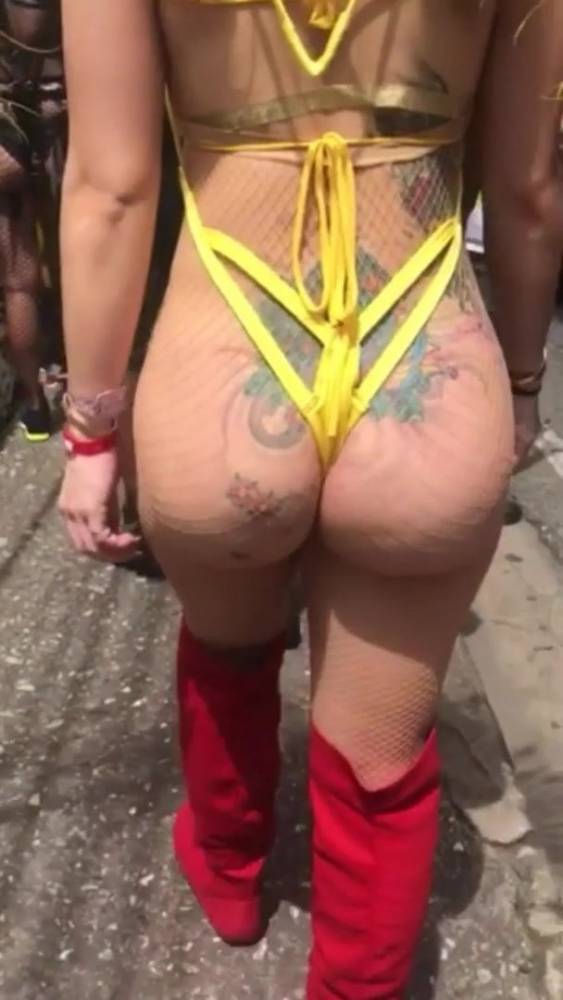 PAWG CHEEKS WOBBLING AT CARNIVAL - xh.video