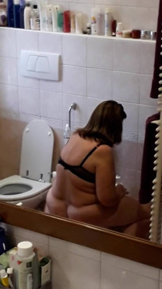 Washing her pussy on the bidet - xh.video