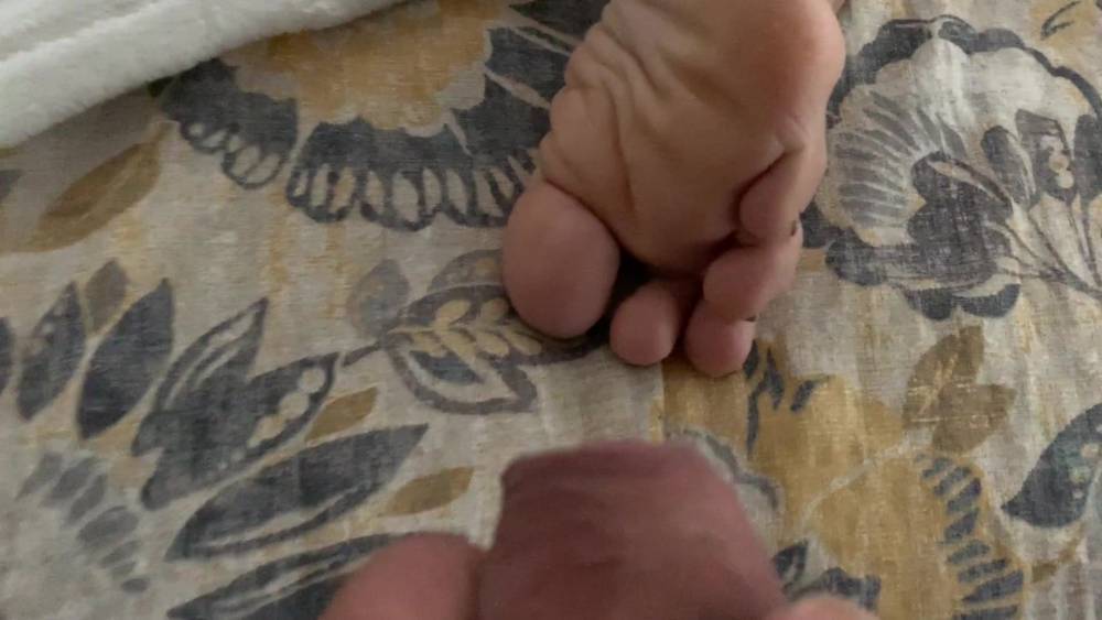 Sexy feet in bed. What would you do with it? - xh.video