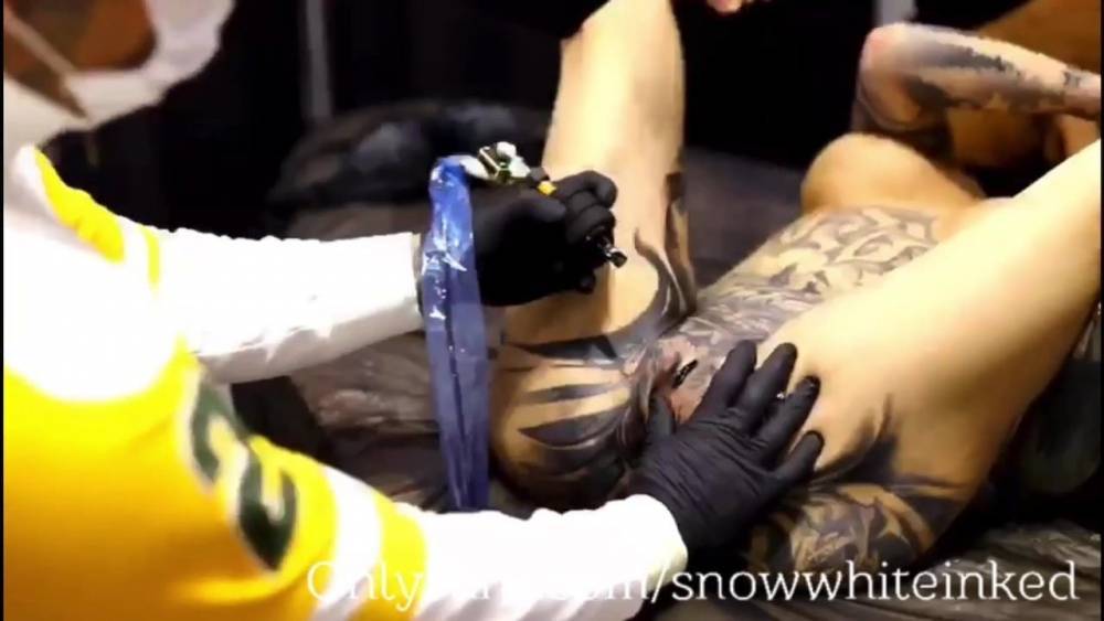 Crazy tattoo slut gets her butt hole tatted and suck 2 guys - xh.video - Germany