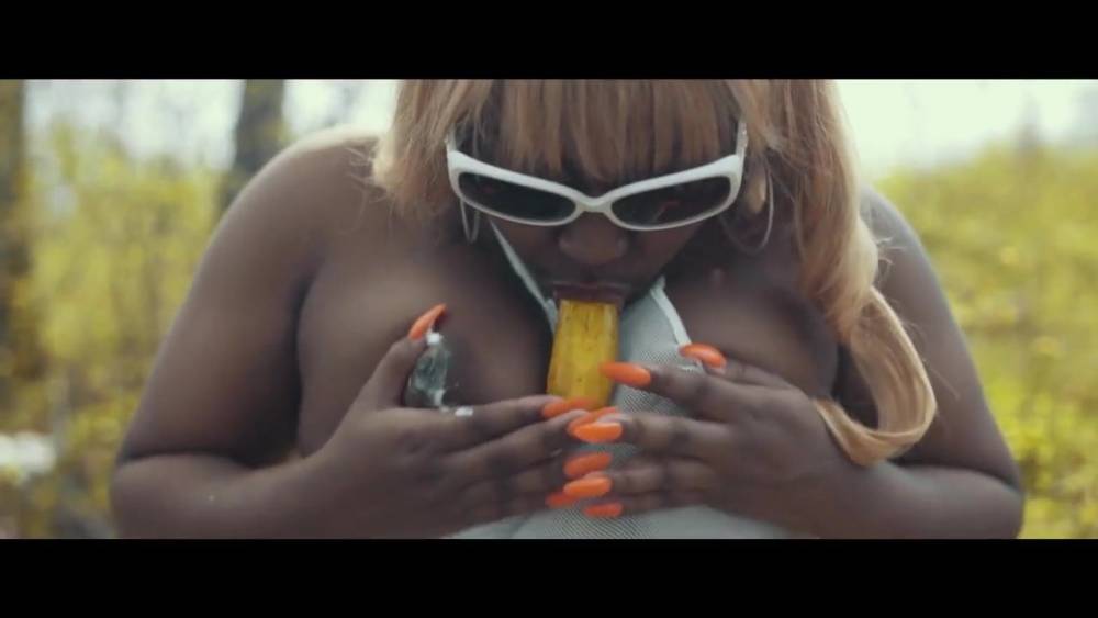 CupcakKe licks her brown titties in music video - xh.video