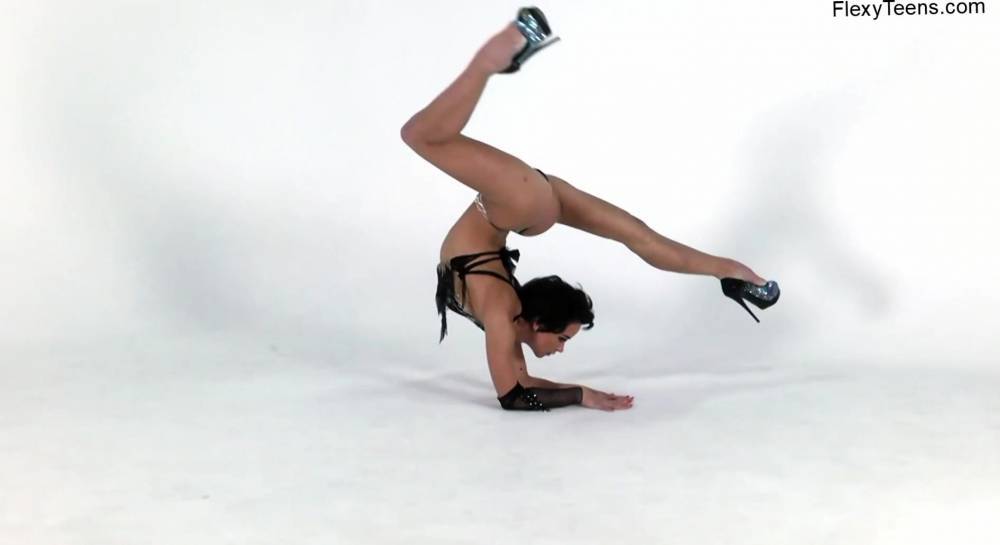 Super Flexible Hot Gymnast Raykina - theyarehuge.com