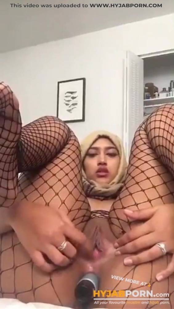Sexy muslim girl fucking her ass with a dildo - xh.video