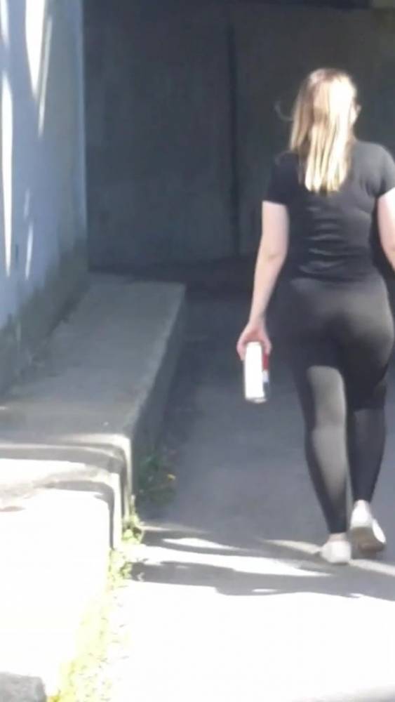 Big booty blonde girl in black leggings - xh.video