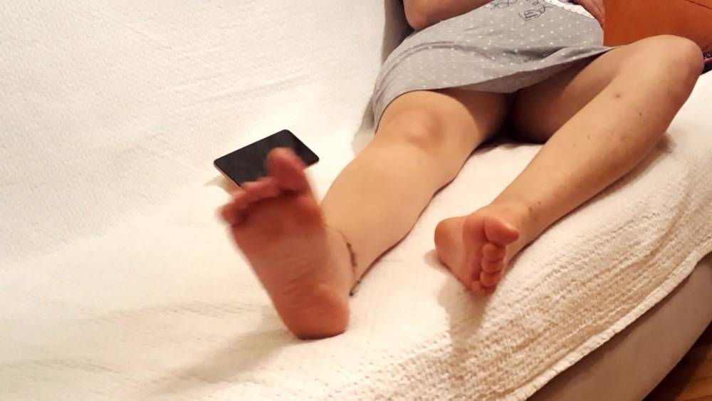 Gf pussy scratch, open legs upskirt, shows soles feets - xh.video