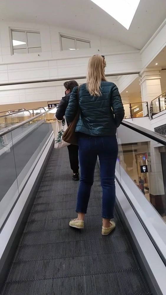 Perfect blonde ass in mall - xh.video