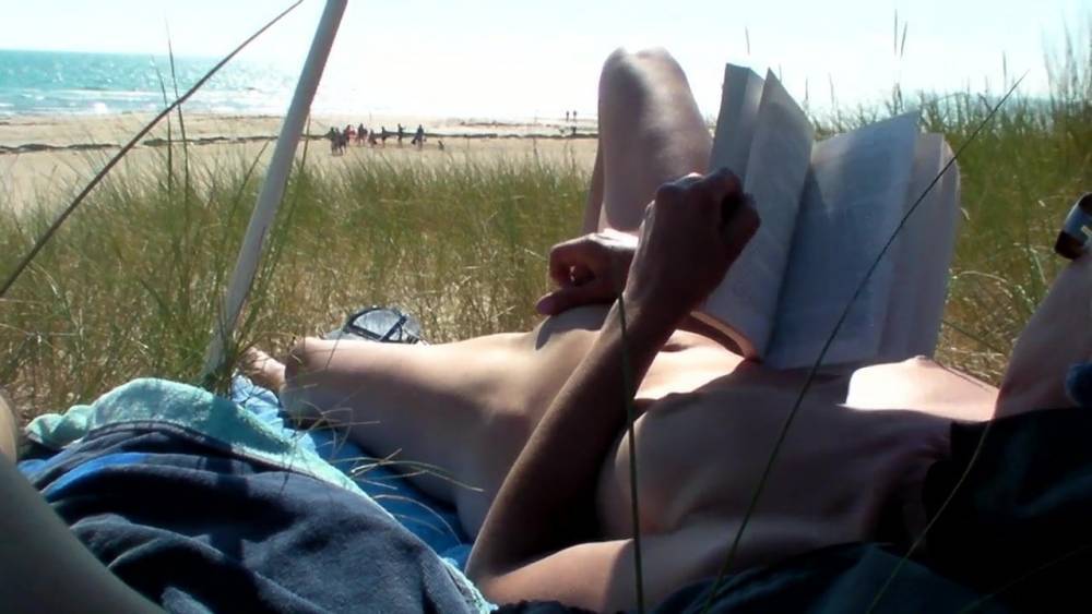 LONG FINGERING TO ORGASM ON A NUDIST BEACH - xh.video - France