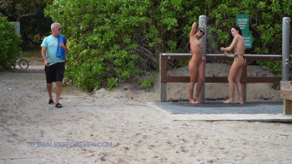 Using the beach showers naked - xh.video