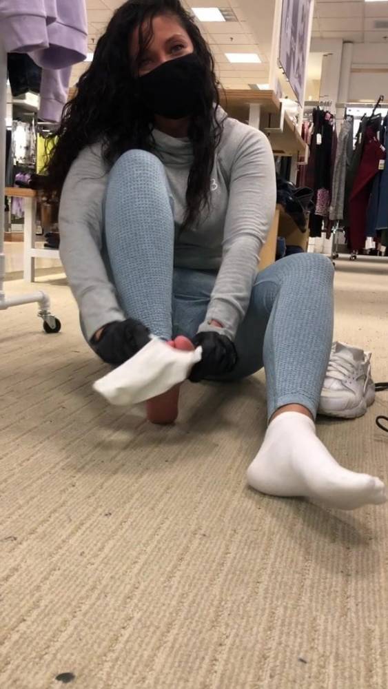Gorgeous Latina shows her perfect soles - xh.video