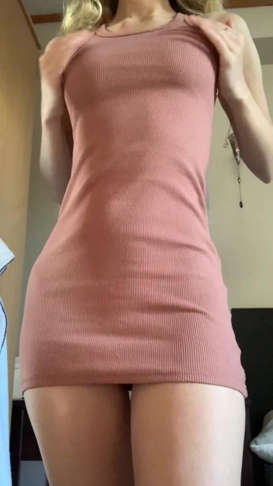 Fit girl in a short dress strips to show her tits and pussy - xh.video