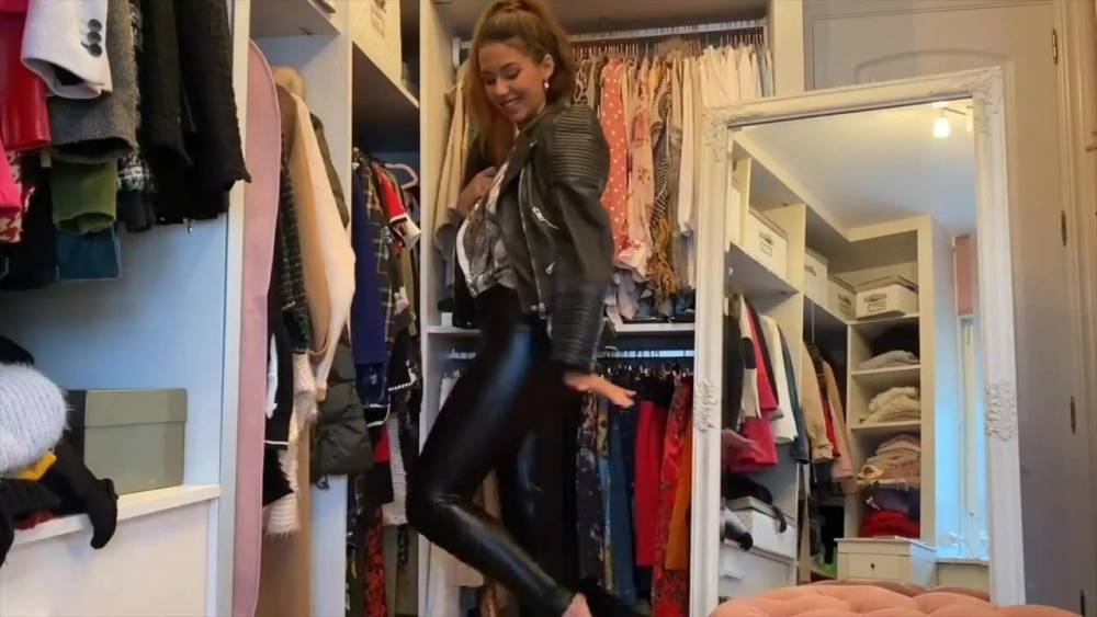 hot girl in tight leather leggings showing her outfit!! - xh.video
