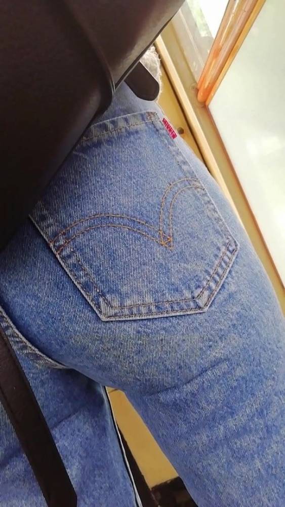 Jeans ass in bus - xh.video