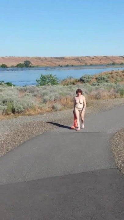 Stripped naked on bike path - xh.video