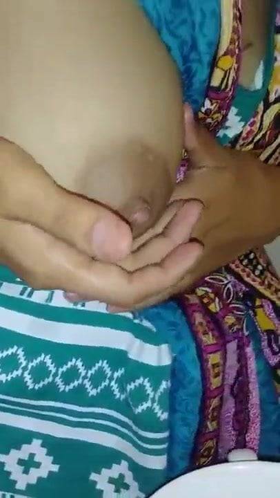 Hot Indian Wife squeezing milk into the glass - xh.video - India