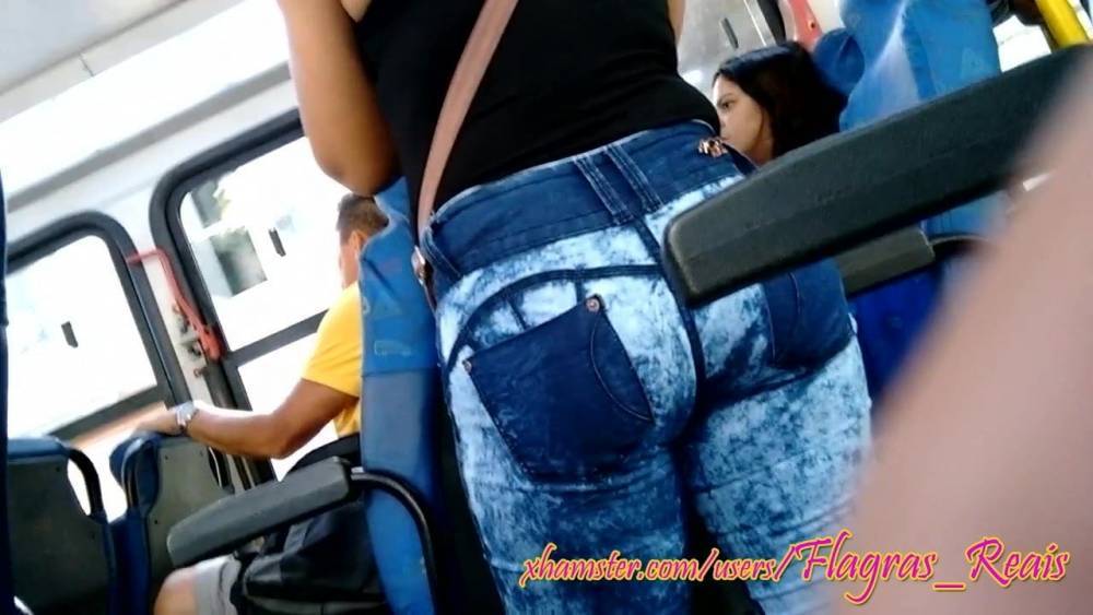 Morena rabuda de jeans claro no bus - xh.video