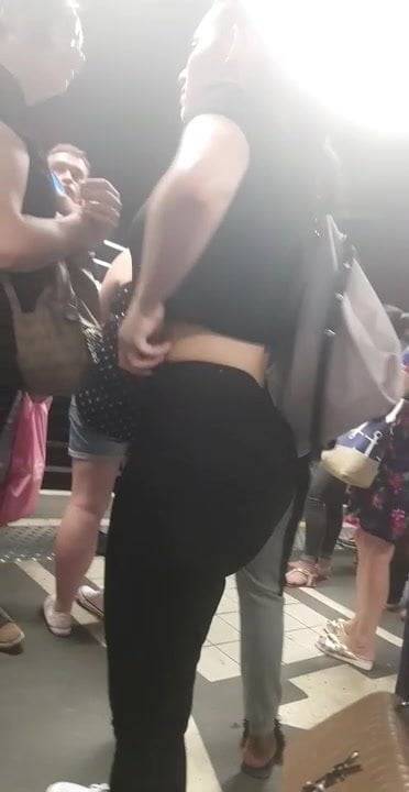 Un incroyable bon cul de latina dans le metro - xh.video - France
